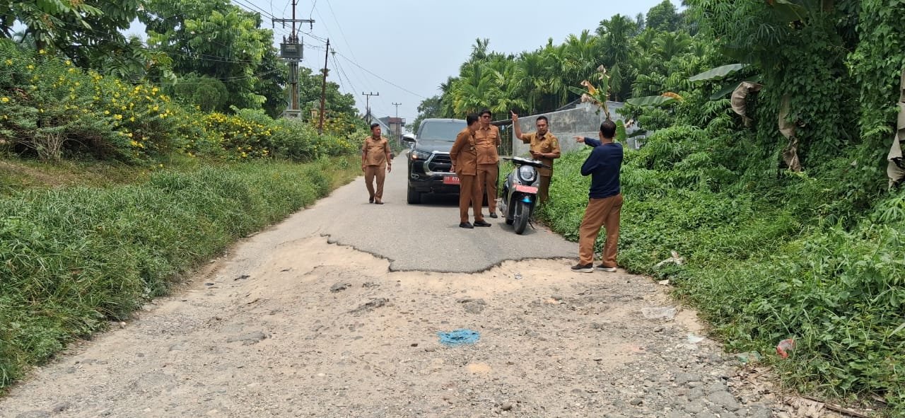 PU Siak Tinjau Jalan Rusak, Komitmen Perbaikan Segera Direalisasikan